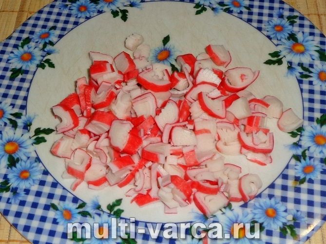 Салат &laquo;Рукавичка&raquo; з куркою і крабовими паличками