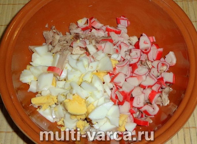 Салат &laquo;Рукавичка&raquo; з куркою і крабовими паличками