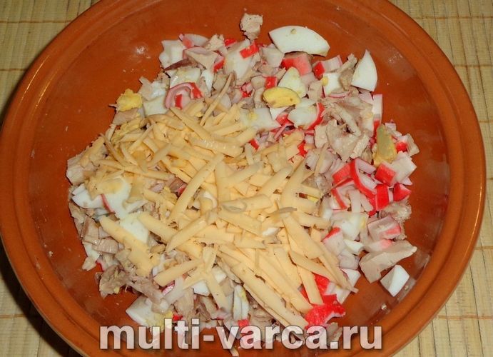 Салат &laquo;Рукавичка&raquo; з куркою і крабовими паличками