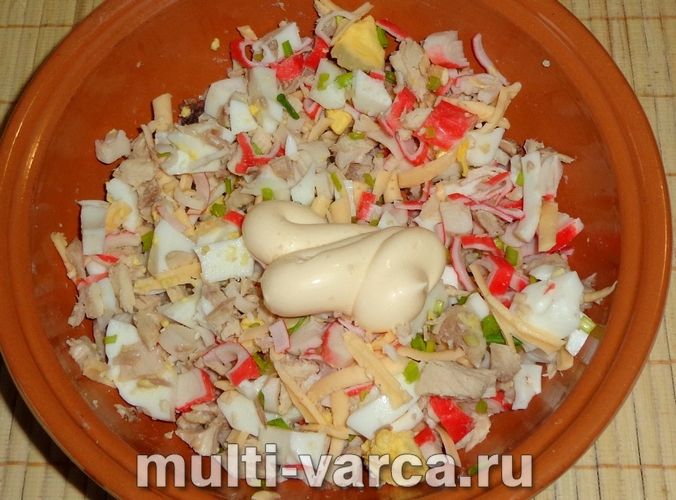 Салат &laquo;Рукавичка&raquo; з куркою і крабовими паличками