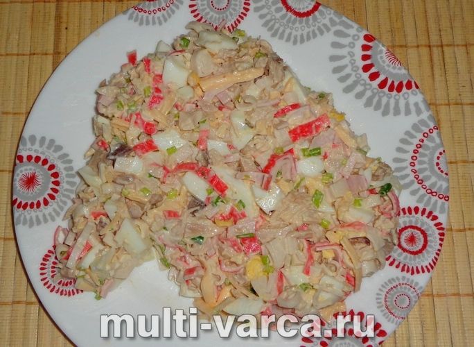 Салат &laquo;Рукавичка&raquo; з куркою і крабовими паличками