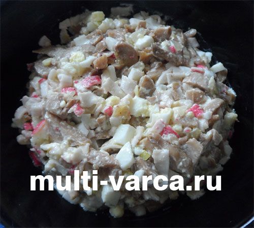 Салат зі смаженими крабовими паличками, печерицями та яйцем