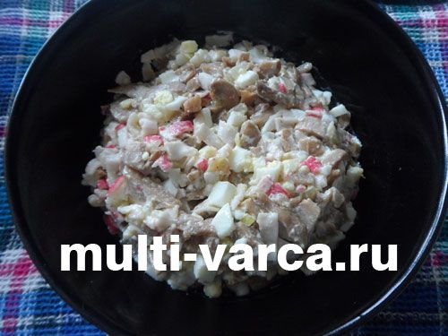 Салат зі смаженими крабовими паличками, печерицями та яйцем