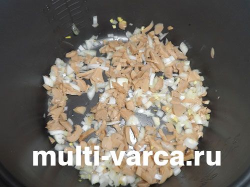 Салат зі смаженими крабовими паличками, печерицями та яйцем