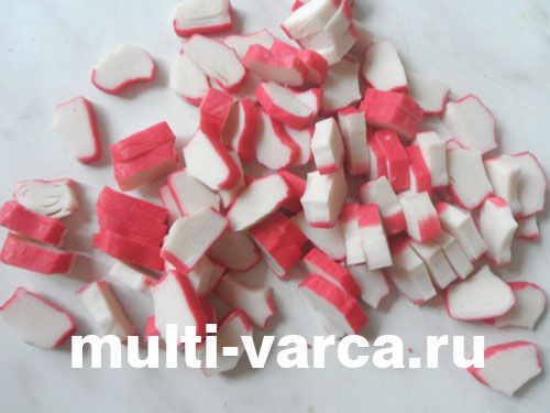 Салат зі смаженими крабовими паличками, печерицями та яйцем
