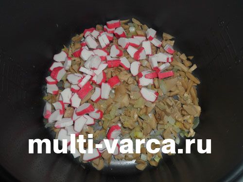 Салат зі смаженими крабовими паличками, печерицями та яйцем