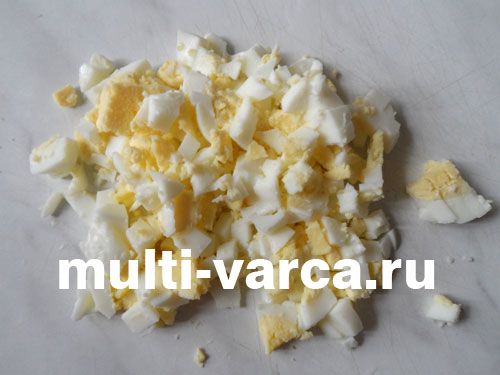 Салат зі смаженими крабовими паличками, печерицями та яйцем