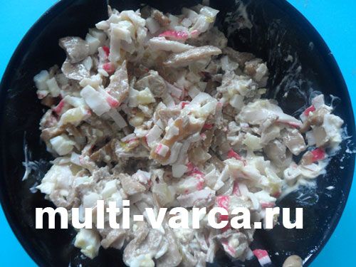 Салат зі смаженими крабовими паличками, печерицями та яйцем