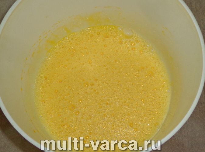 Шарлотка з варенням у мультиварці