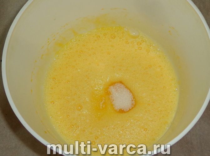 Шарлотка з варенням у мультиварці