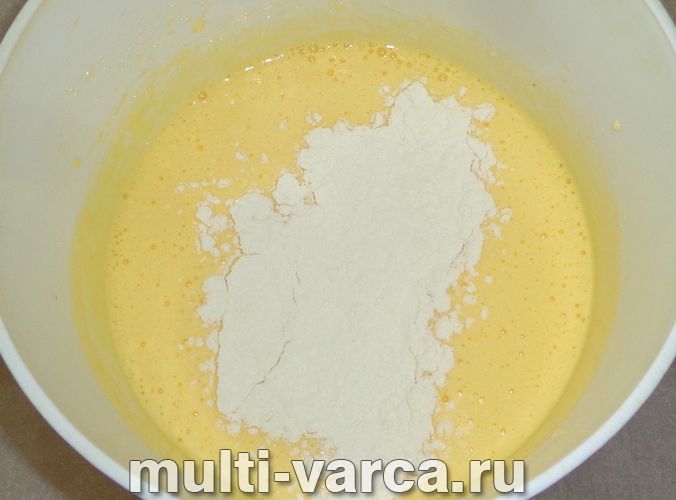 Шарлотка з варенням у мультиварці