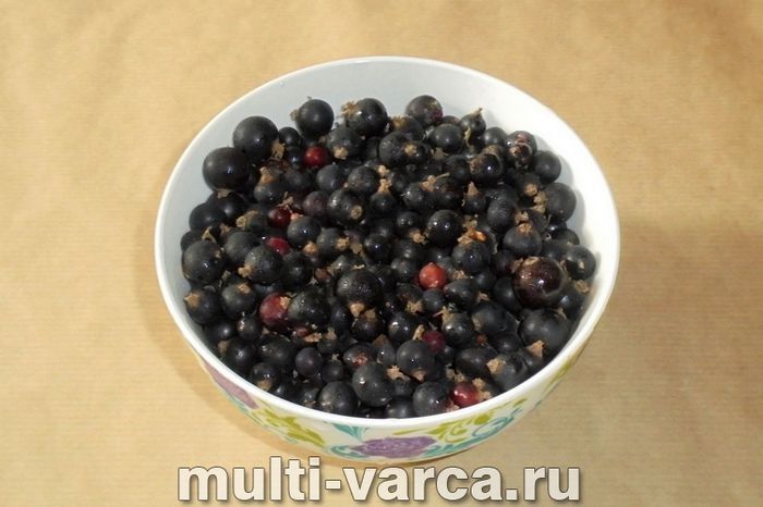 Смажене варення з чорної смородини на сковороді