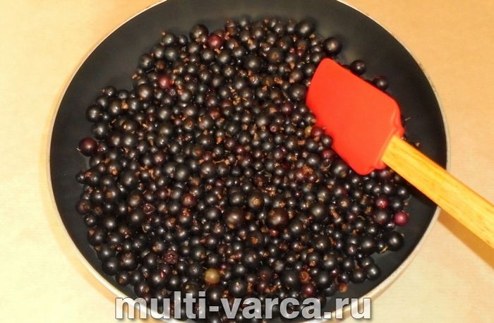 Смажене варення з чорної смородини на сковороді