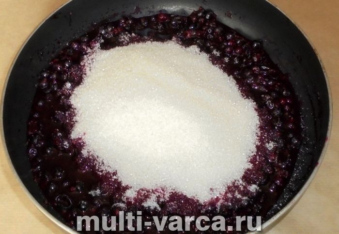 Смажене варення з чорної смородини на сковороді