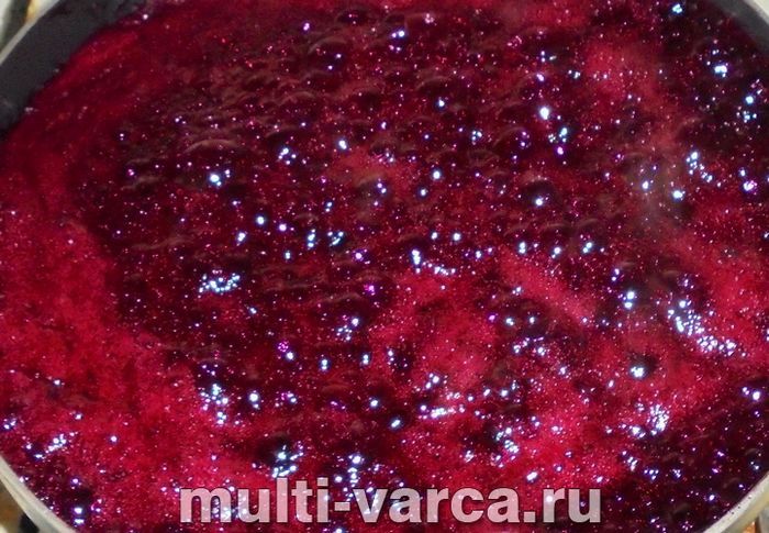 Смажене варення з чорної смородини на сковороді