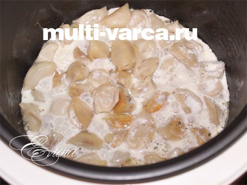 Смажені пельмені зі сметаною в мультиварці