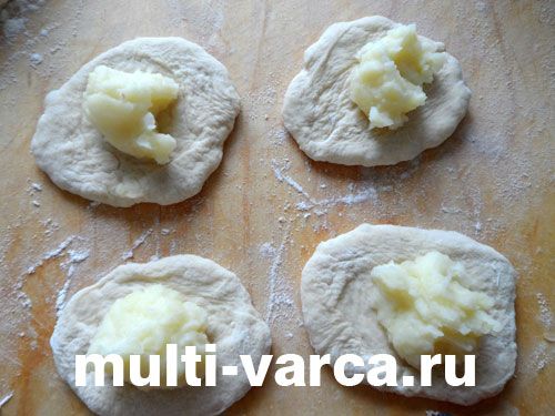 Смажені пиріжки з картоплею та цибулею