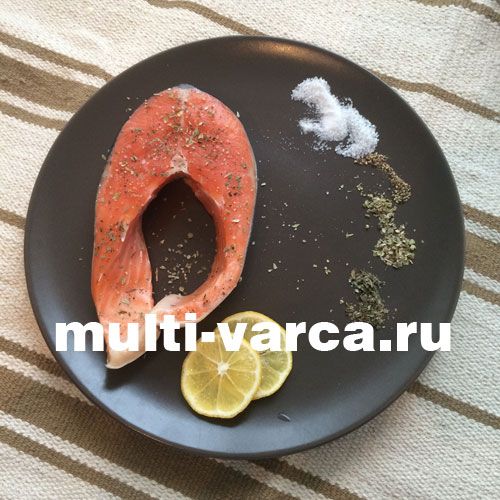 Сьомга з травами на пару в мультиварці