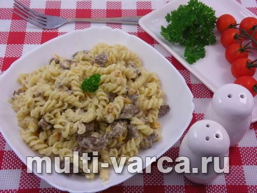 Субпродукти з овочами у вершковому соусі з пастою