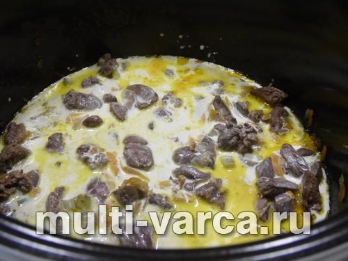 Субпродукти з овочами у вершковому соусі з пастою