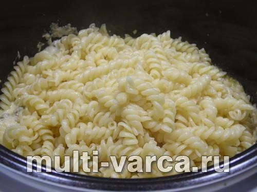 Субпродукти з овочами у вершковому соусі з пастою