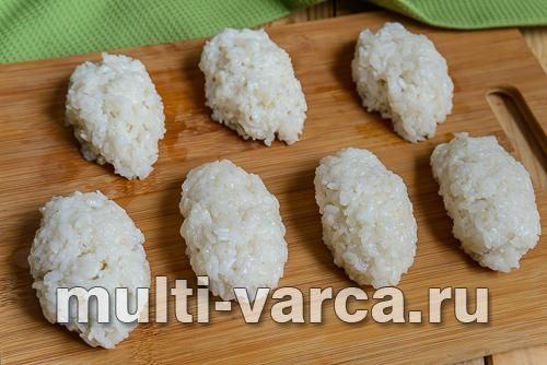 Суші-нігірі з червоною рибою