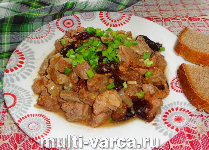 Свинина з чорносливом у мультиварці