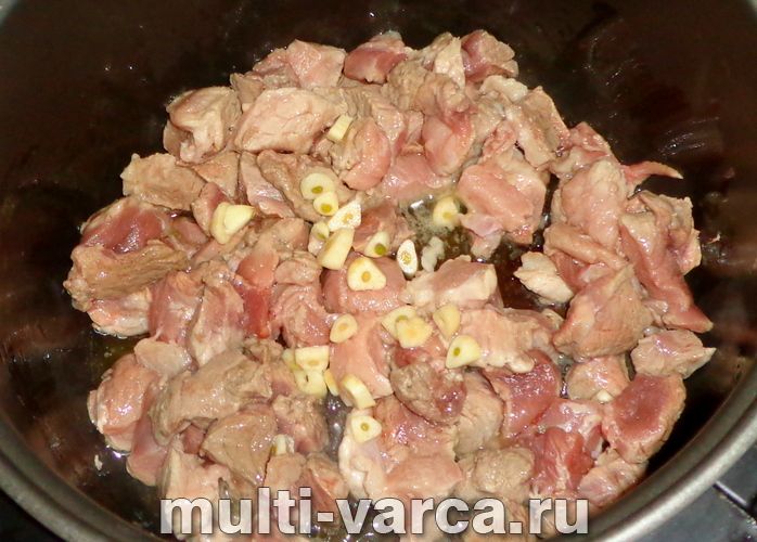 Свинина з чорносливом у мультиварці