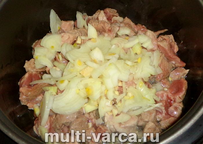 Свинина з чорносливом у мультиварці