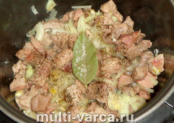 Свинина з чорносливом у мультиварці