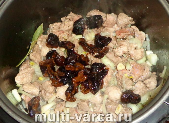 Свинина з чорносливом у мультиварці