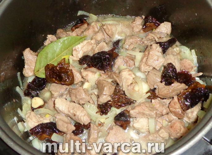 Свинина з чорносливом у мультиварці