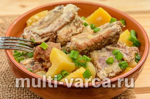 Тушкована в сметані картопля зі свинячими реберцями