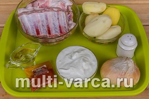 Тушкована в сметані картопля зі свинячими реберцями