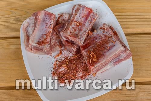 Тушкована в сметані картопля зі свинячими реберцями