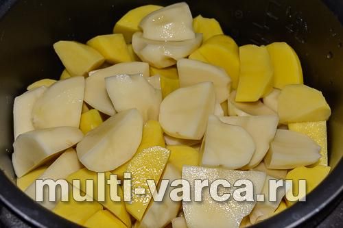Тушкована в сметані картопля зі свинячими реберцями