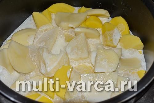Тушкована в сметані картопля зі свинячими реберцями
