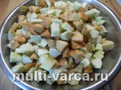 Варення з яблук із родзинками в мультиварці
