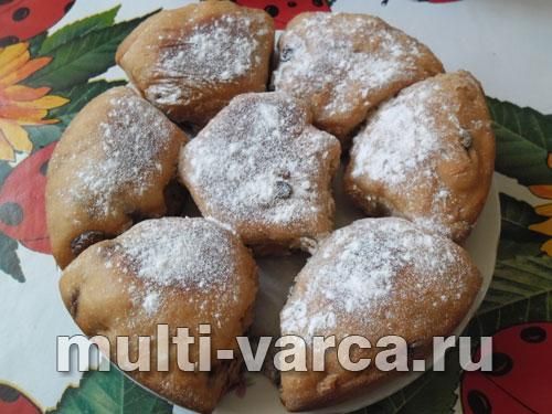 Здобні булочки з родзинками