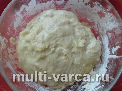 Здобні булочки з родзинками