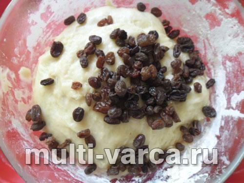 Здобні булочки з родзинками