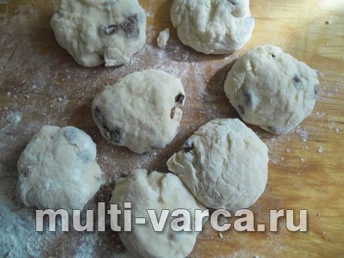 Здобні булочки з родзинками