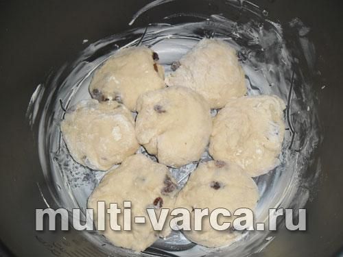 Здобні булочки з родзинками