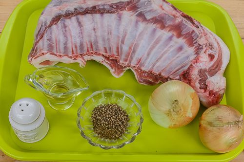 Баранячі реберця з цибулею