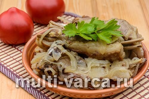 Баранячі реберця з цибулею