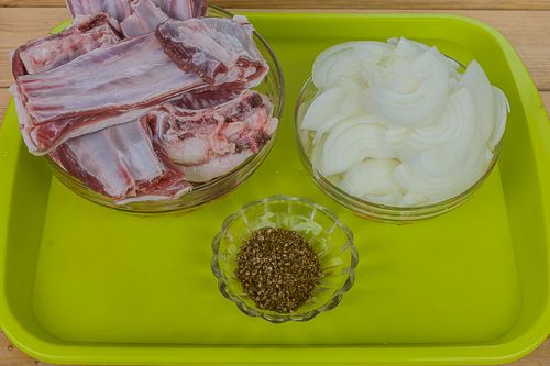 Баранячі реберця з цибулею