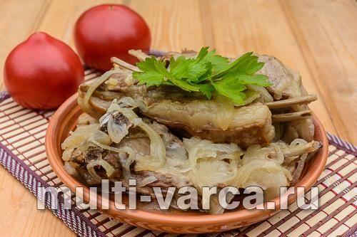 Баранячі реберця з цибулею