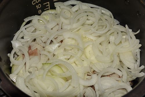 Баранячі реберця з цибулею