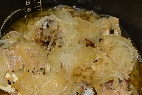 Баранячі реберця з цибулею