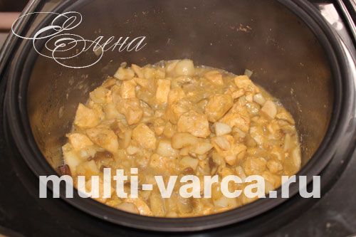 Білі гриби тушковані з куркою в сметанному соусі